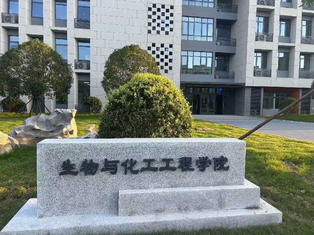 大石桥市扬州职业大学体育场高杆灯项目